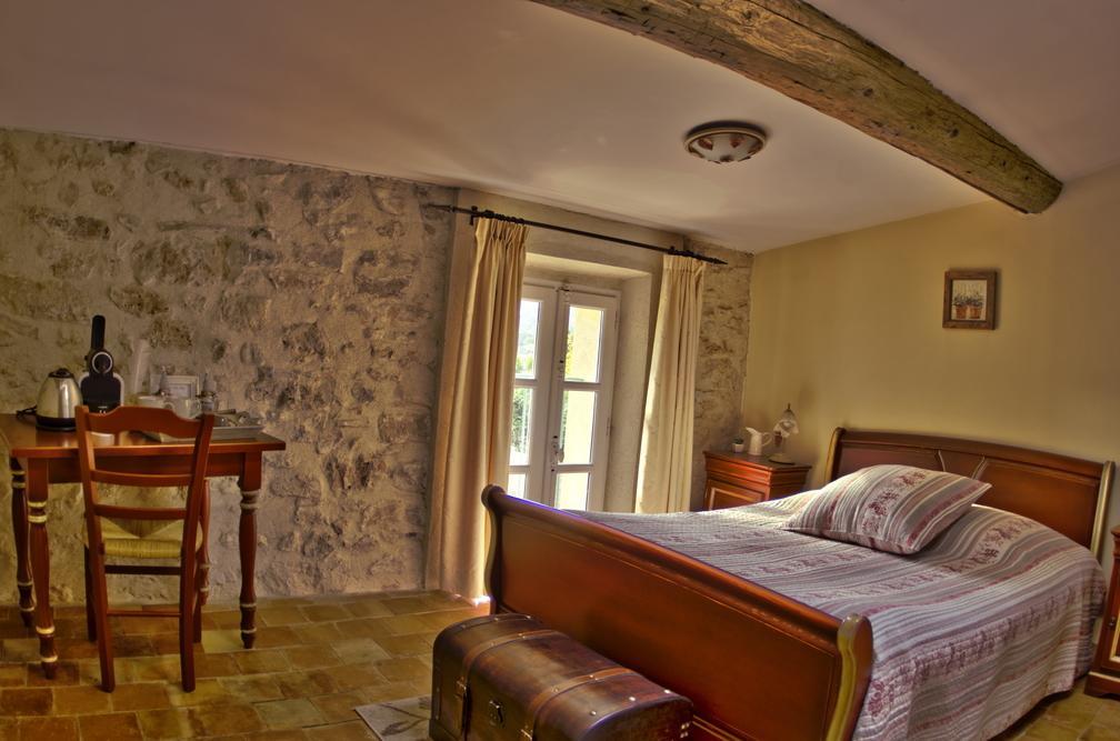 Bed and Breakfast L'Abri Du Poete Besse-sur-Issole Habitación foto