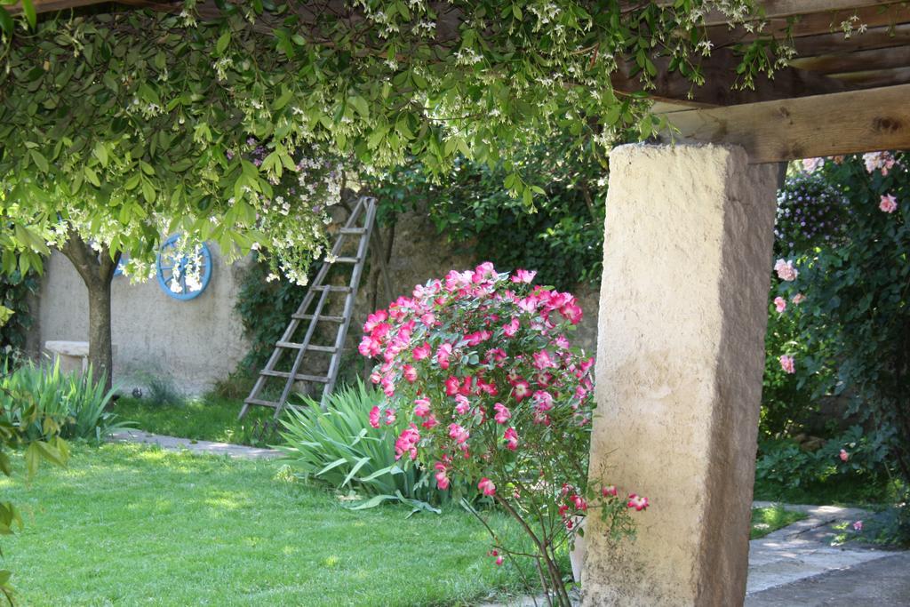 Bed and Breakfast L'Abri Du Poete Besse-sur-Issole Exterior foto