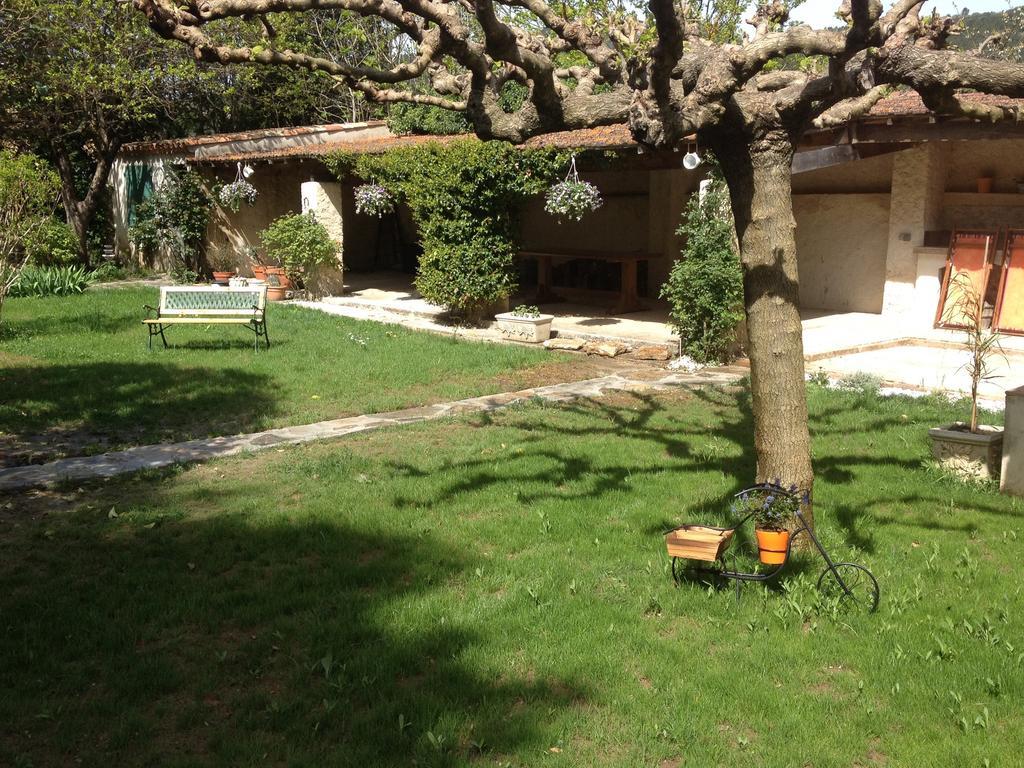 Bed and Breakfast L'Abri Du Poete Besse-sur-Issole Exterior foto